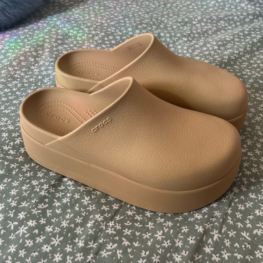 Crocs Dylan Platform Clog in wheat